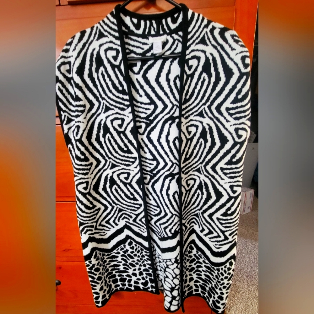 Chicos Size 2 Sleeveless Long Cardigan Animal Print Black and White